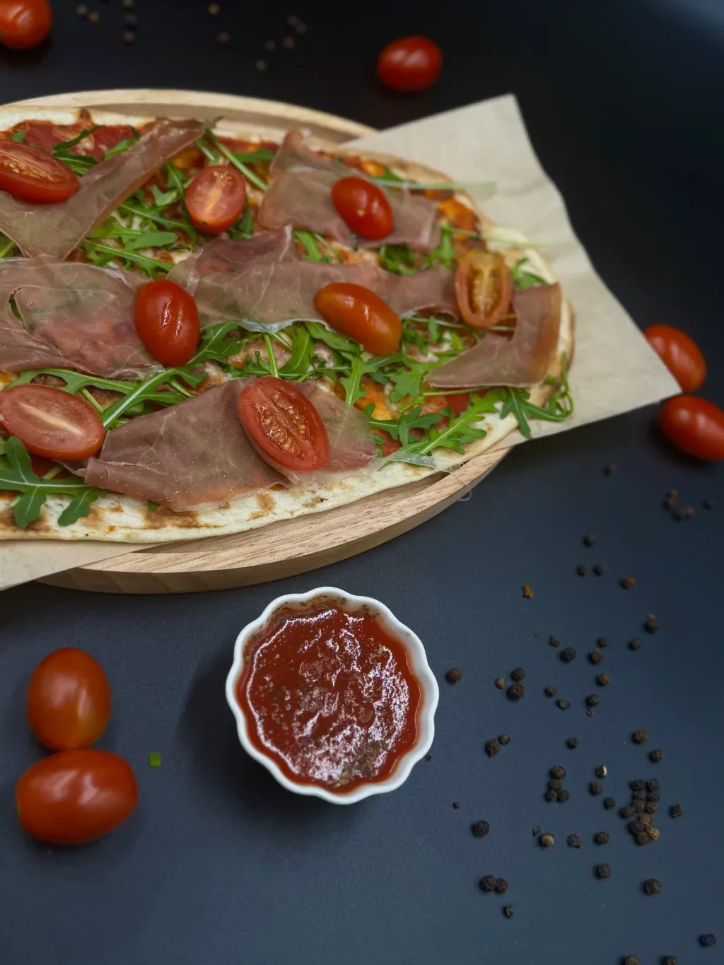 Flatbread with Parma ham, rocket and cherry tomatoes